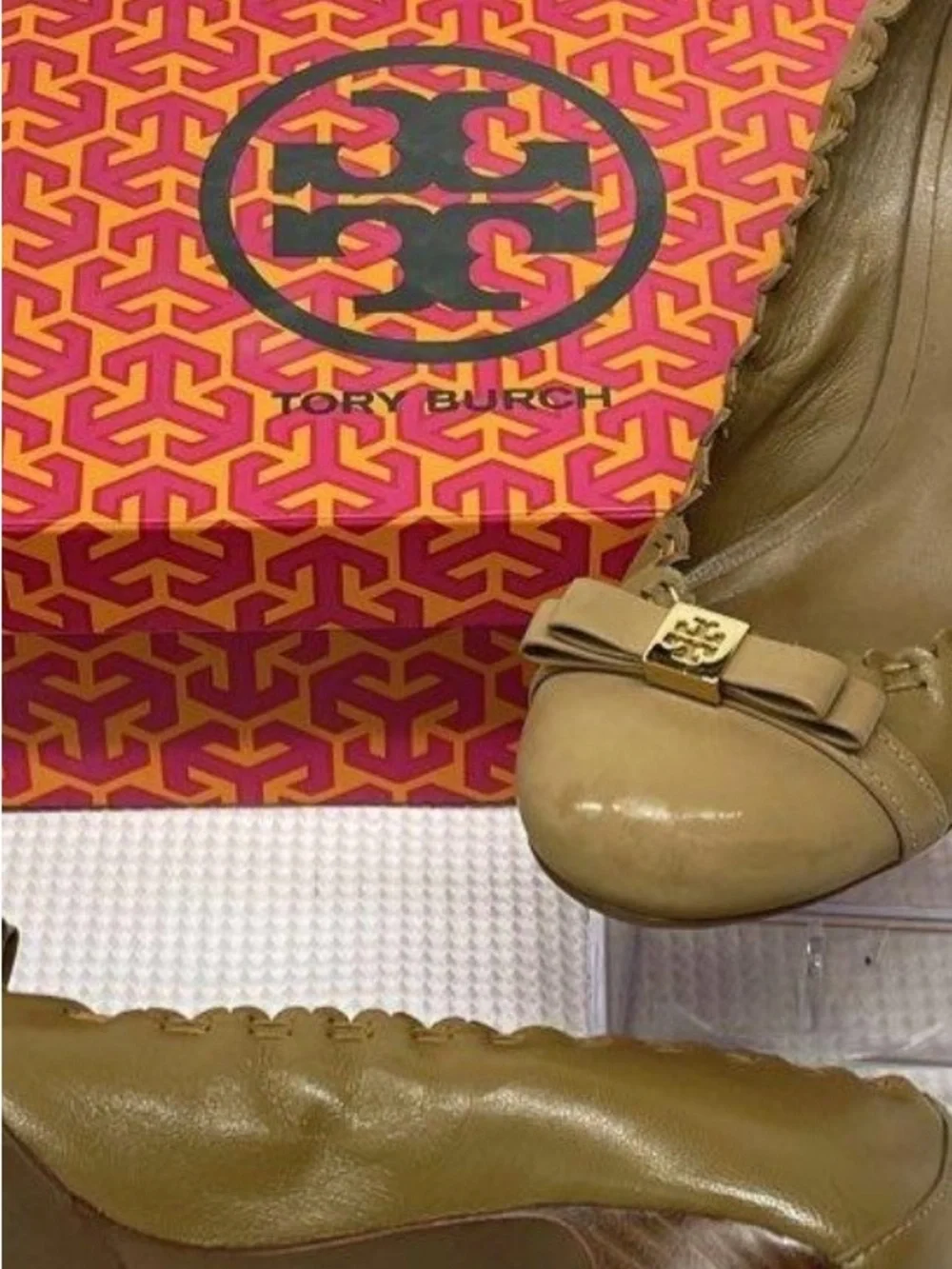 Tory Burch Romy Size 7 Tan Leather Round-Toe Heels with Bow and Logo Plaque